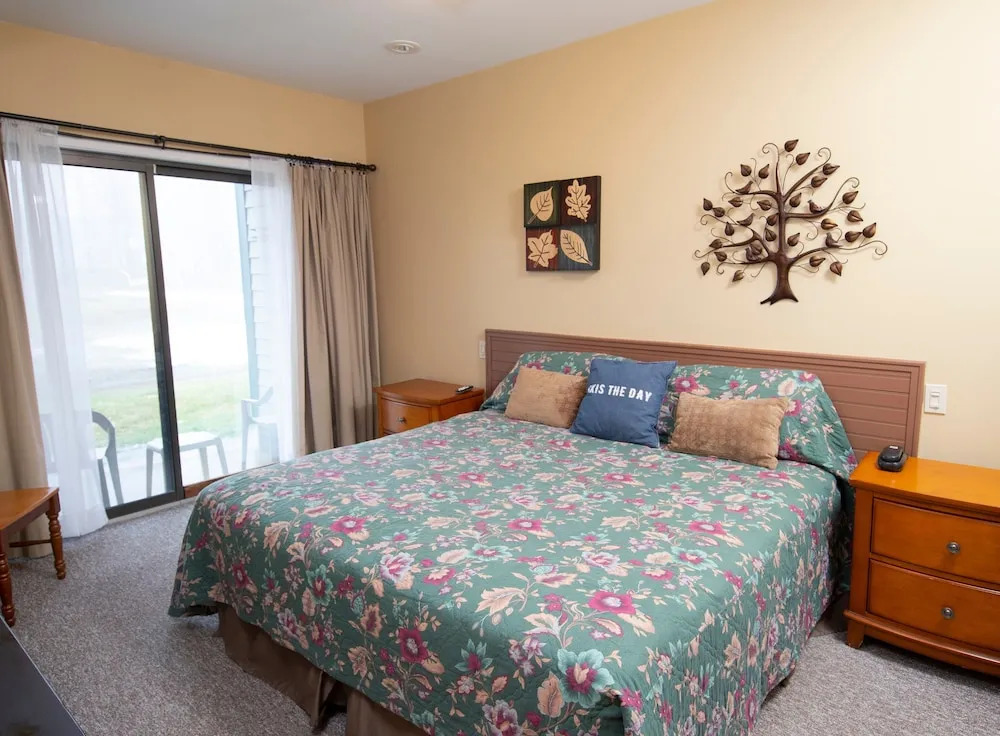 Ski-in, Ski-out 2 Br Condo With View of Ski Lift! 2 Bedrooms 2 Bathroo