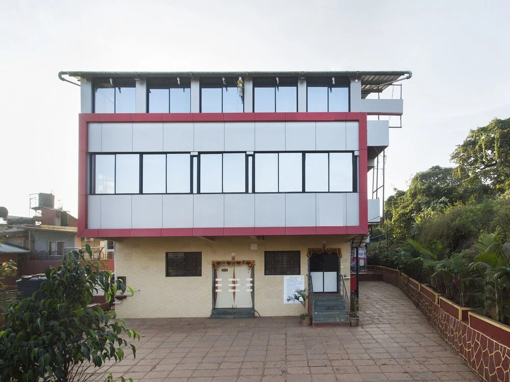 OYO 9906 Hotel Hill Top House