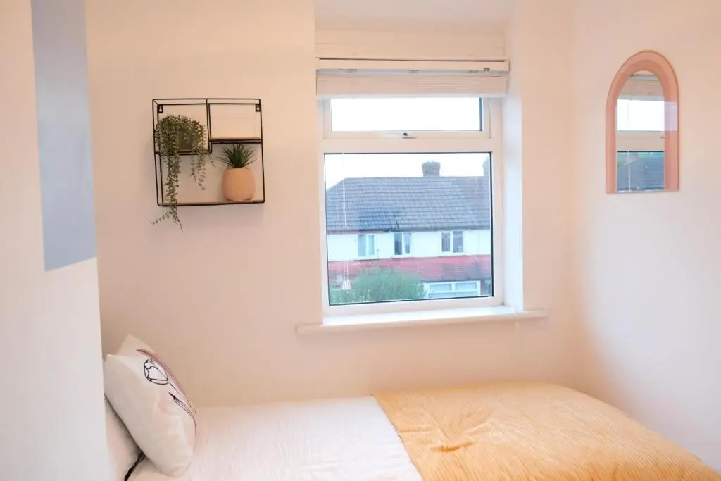 Caldecott House - Close to M60 and M62