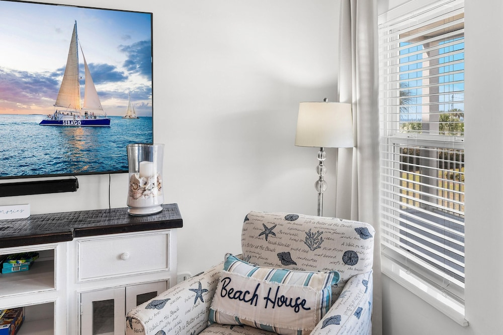 Pavilion Palms 103b