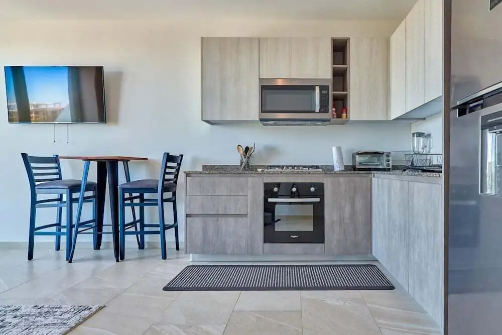 1BR Apartment - Private Balcony - Pool - Gym