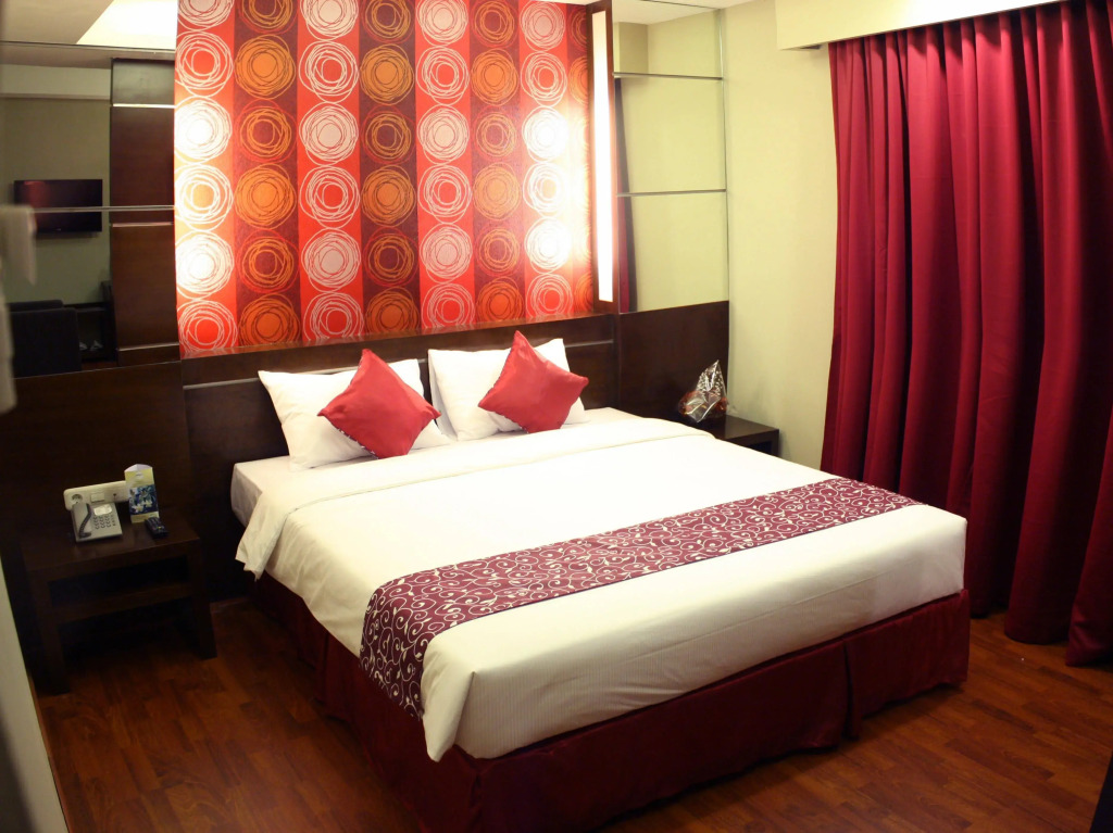 Pose In Hotel Solo