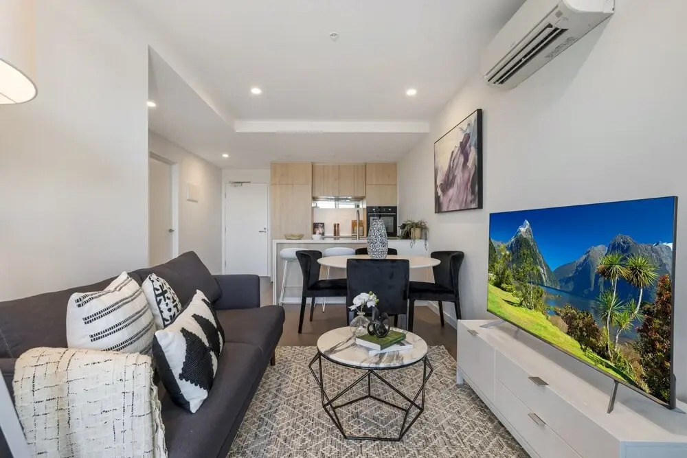 Chic 1-bed With Parking, Gym, Pool & City Views