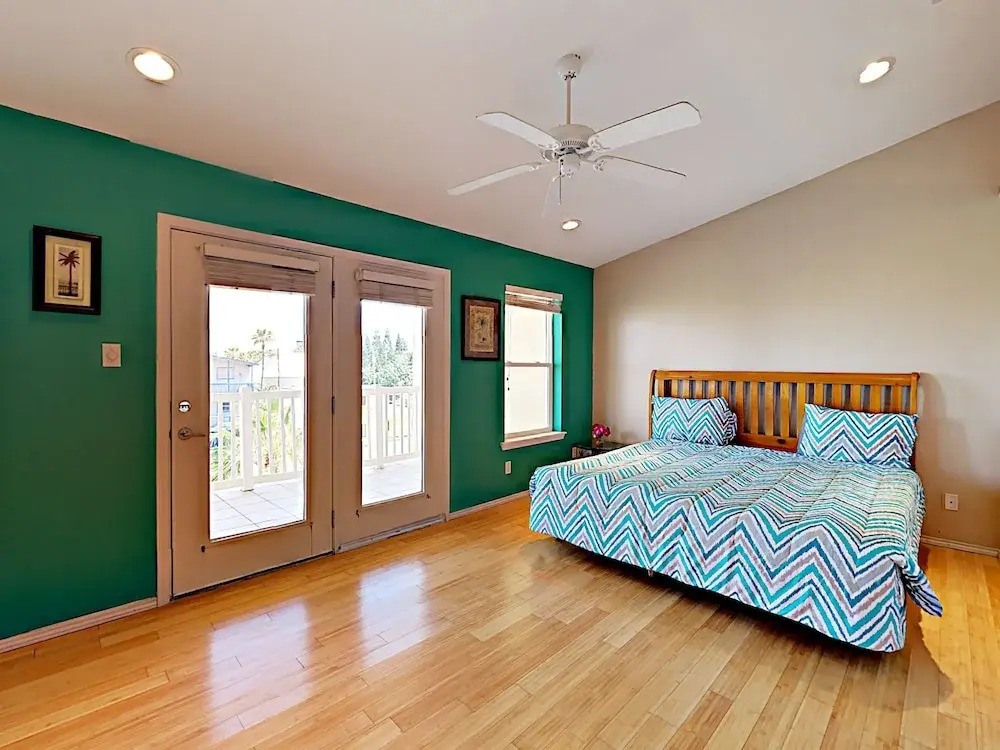 Parade 121 House - 3 Br home by RedAwning