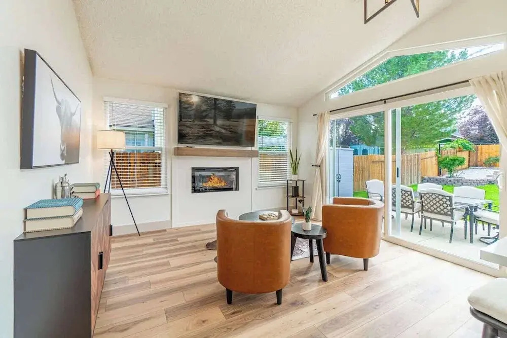 Modern Western Retreat Pet Friendly 4 Bed 2 Bath
