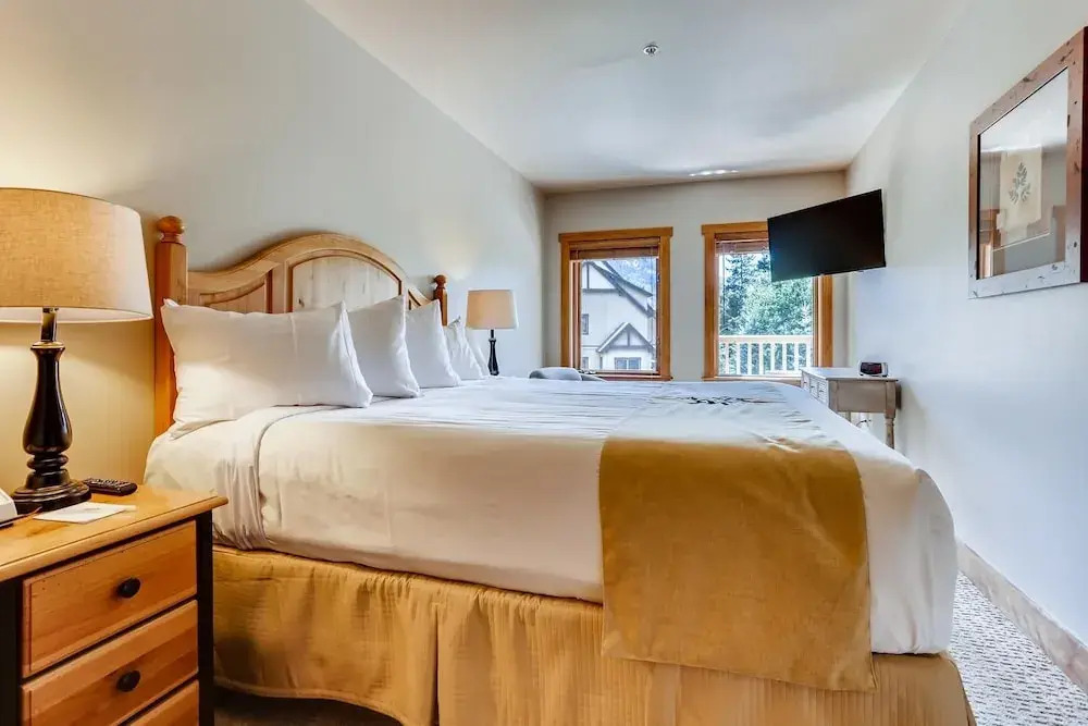 Premier Red Hawk Lodge 2 Br~walk To Slopes~kids Ski Free 2 Bedroom Condo by RedAwning