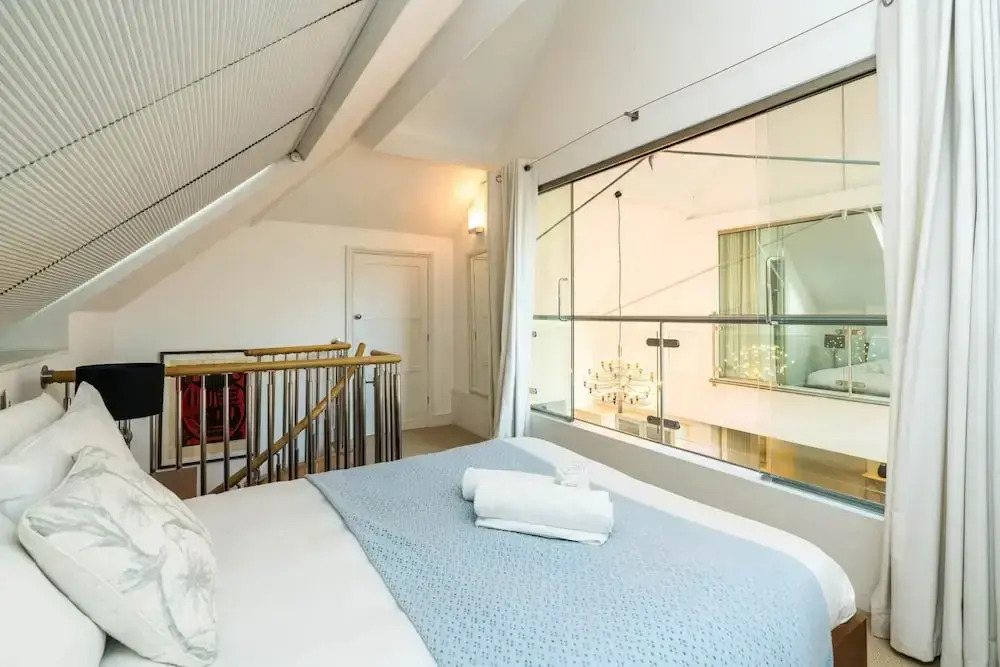 Unique 2 Bedroom Converted Artist's Studio