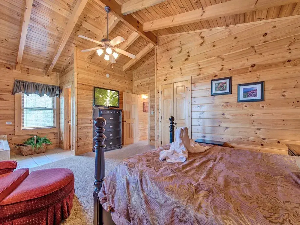 Misty Mountain Hideaway - Three Bedroom Cabin