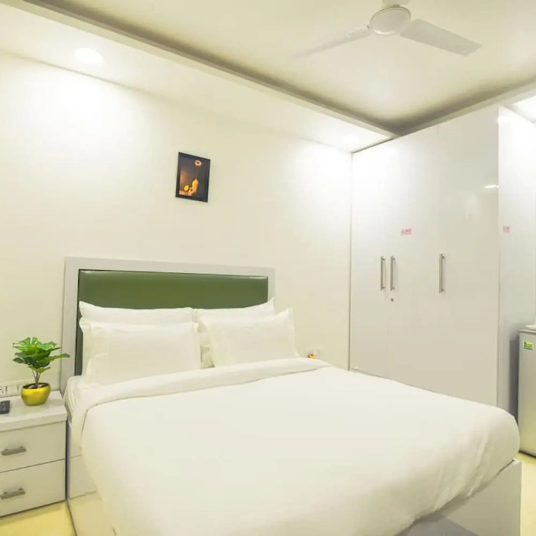 Studio Apartment With Patio gym Near Global Foyer