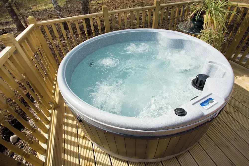 Bluebell Lodge - Sleeps 4,hot Tub, Loch & Woodland