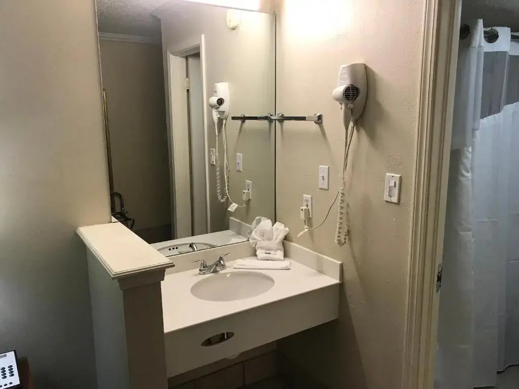 Hometown Inn & Suites