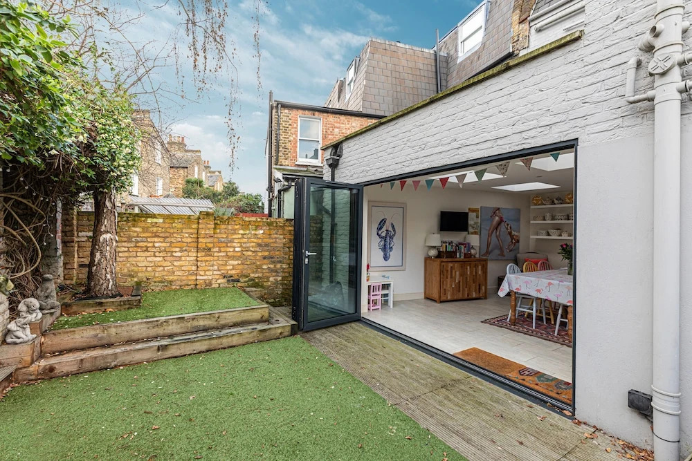 Family 2BR House w/ Nursery and Back Garden in Battersea