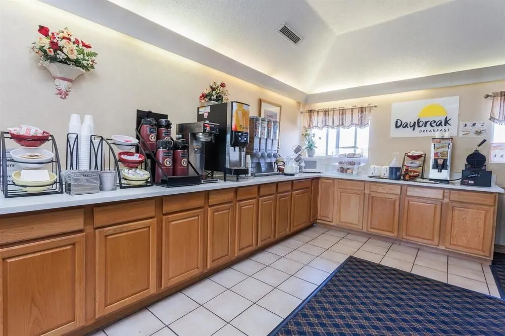Days Inn & Suites Dundee