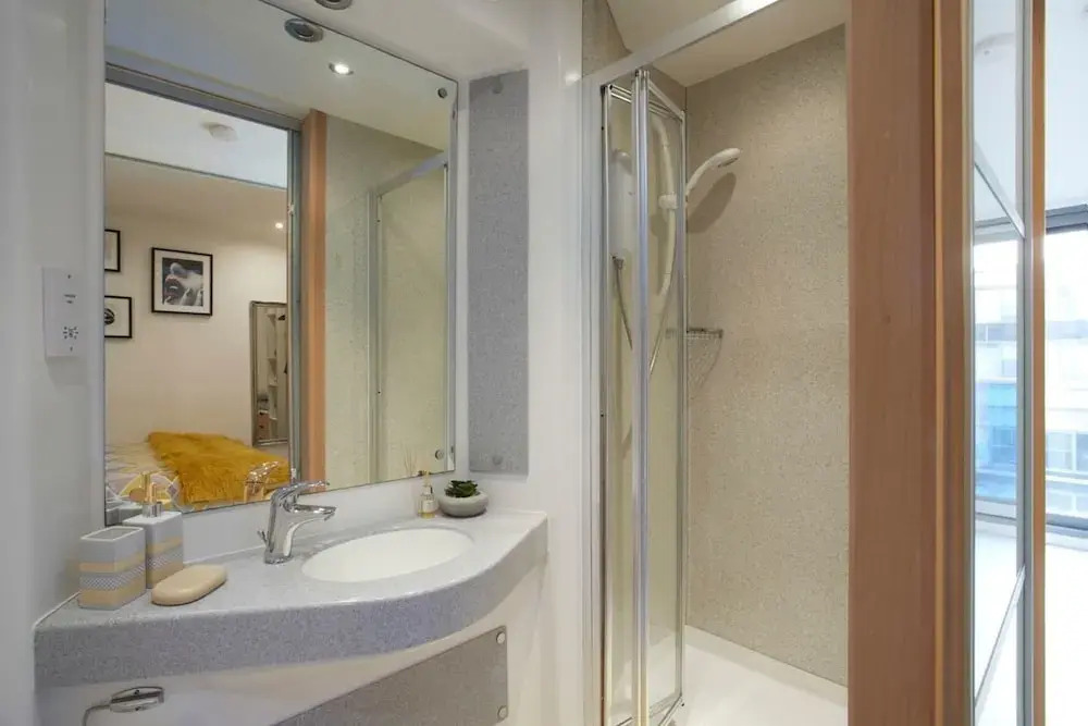 1 Bedroom Apartment, Leeds Stunning & Cosy Find!