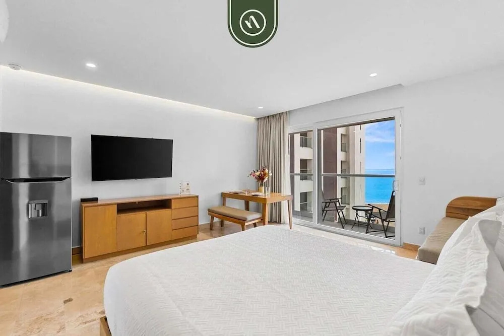 Brand New Oceanview Studio - Pools - Beach - Gym