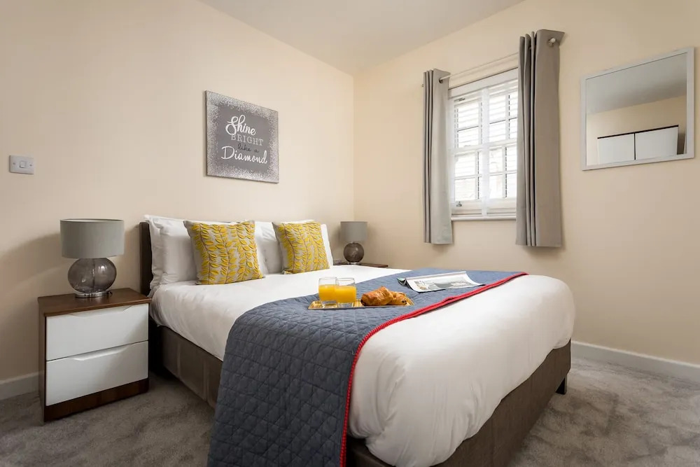 Elliot Oliver - 2 Bedroom Modern Apartment