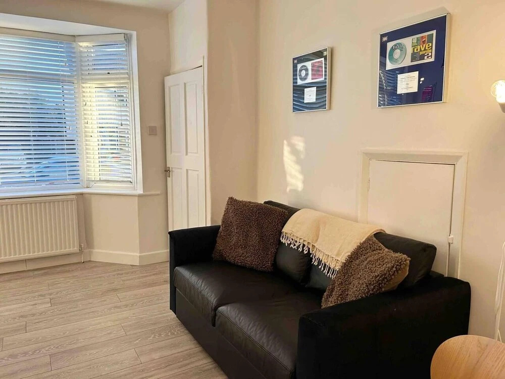 Cool 2 Bed House Hornchurch, Arcade Games, Parking