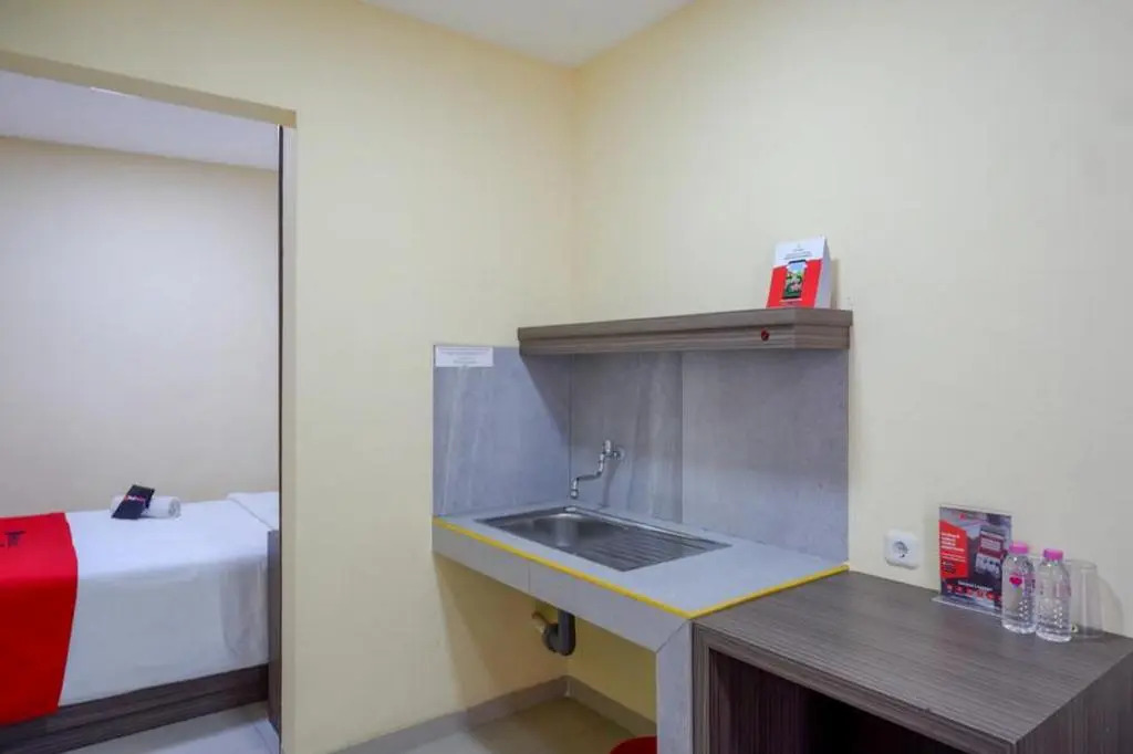 RedDoorz Plus near Paragon Mall Semarang