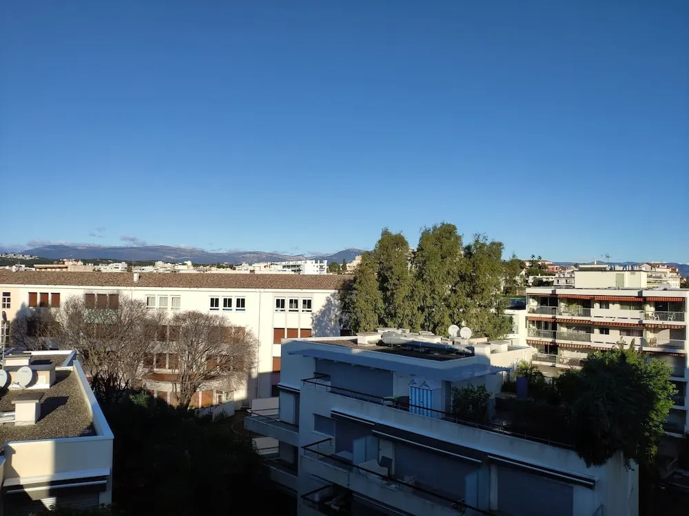 Palais Wilson, T1 standing centre Juan les Pins