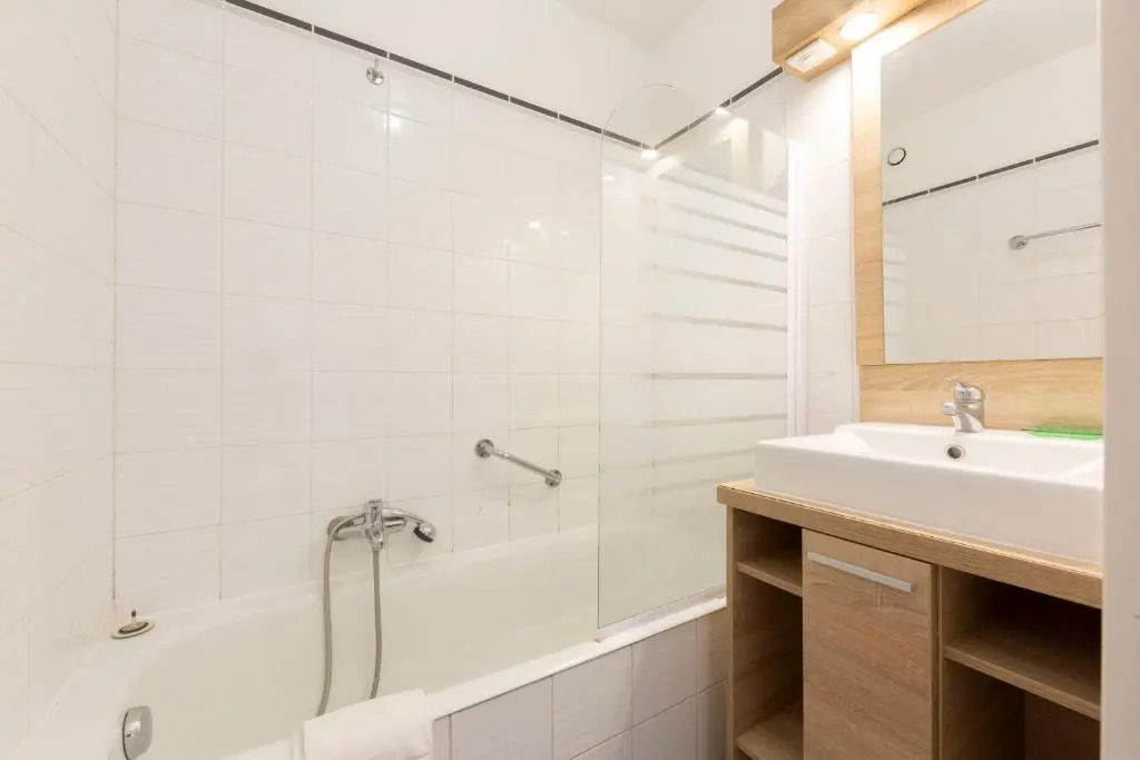 1 bedroom apartment in a residence with a swimming pool and a parking spot