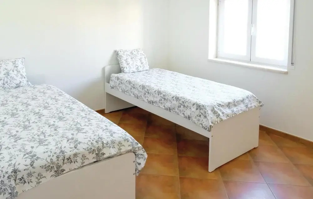 Stunning home in Ventosa do Mar w/ WiFi, 4 Bedrooms and Outdoor swimming pool
