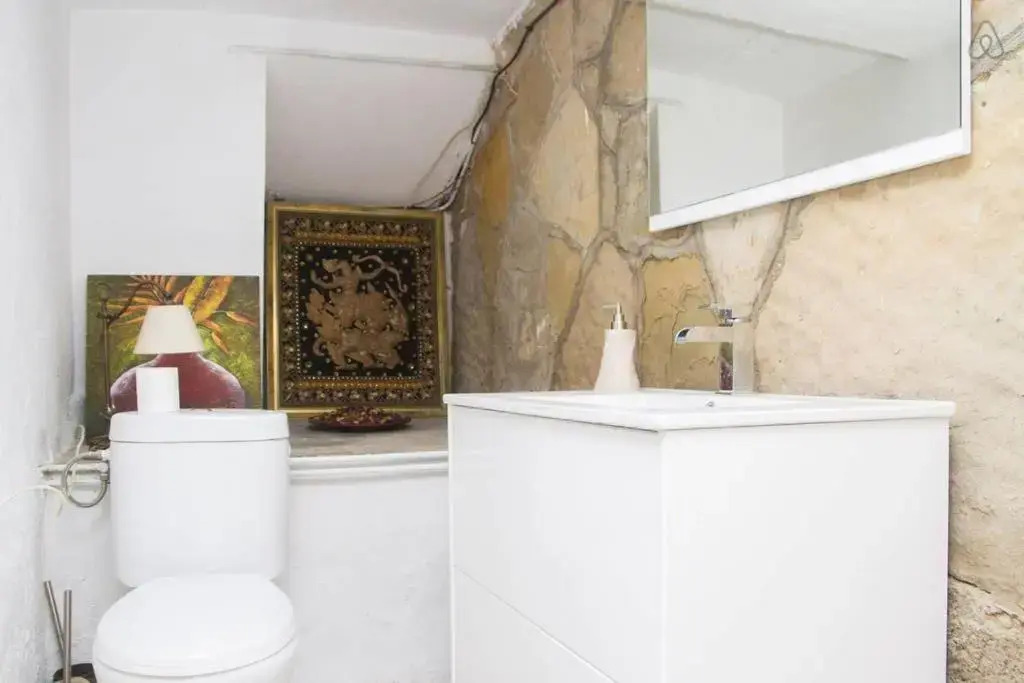 Moderna villa con piscina y amplio jardín
