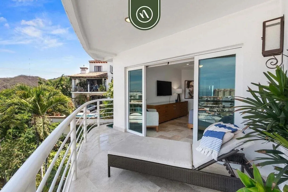 Stunning 2 BR Condo - Oceanview Terrace - Downtown