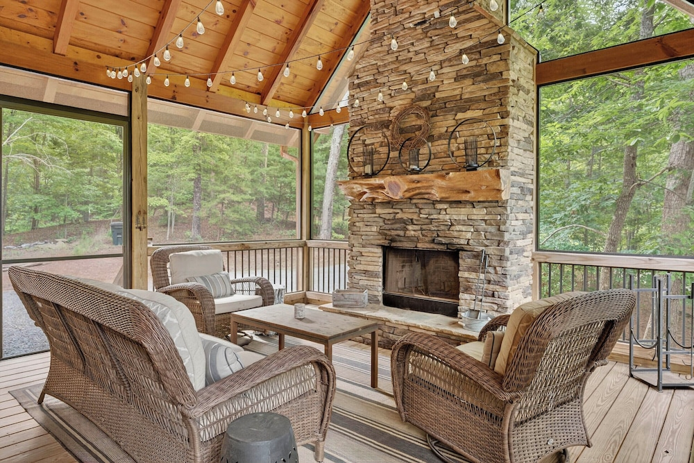 Luxury Mineral Bluff Cabin With Deck & Hot Tub!