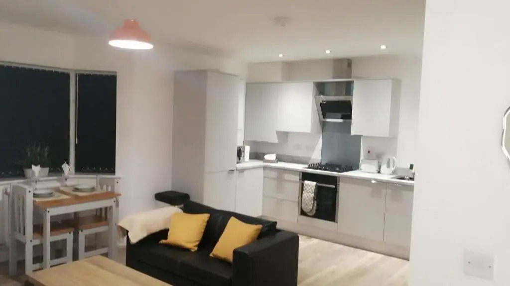 1 Bed Apartment Sleeps 2 - Parking & Wifi