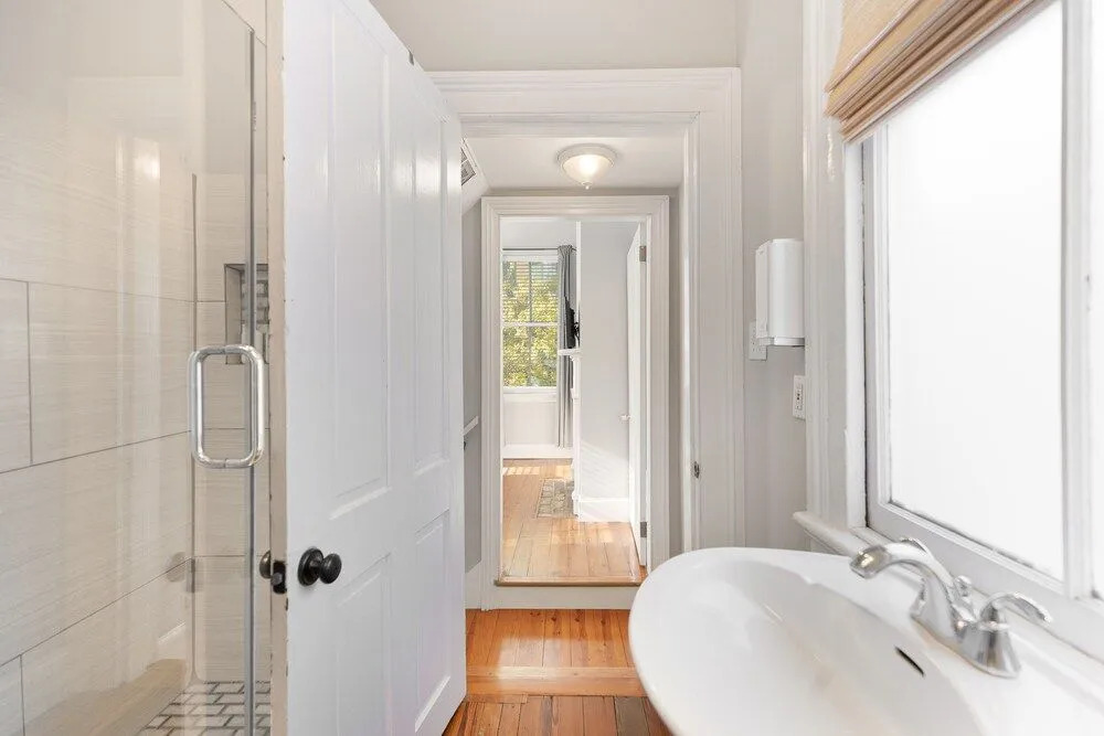 Beautiful Renovated Apartment Near King Street