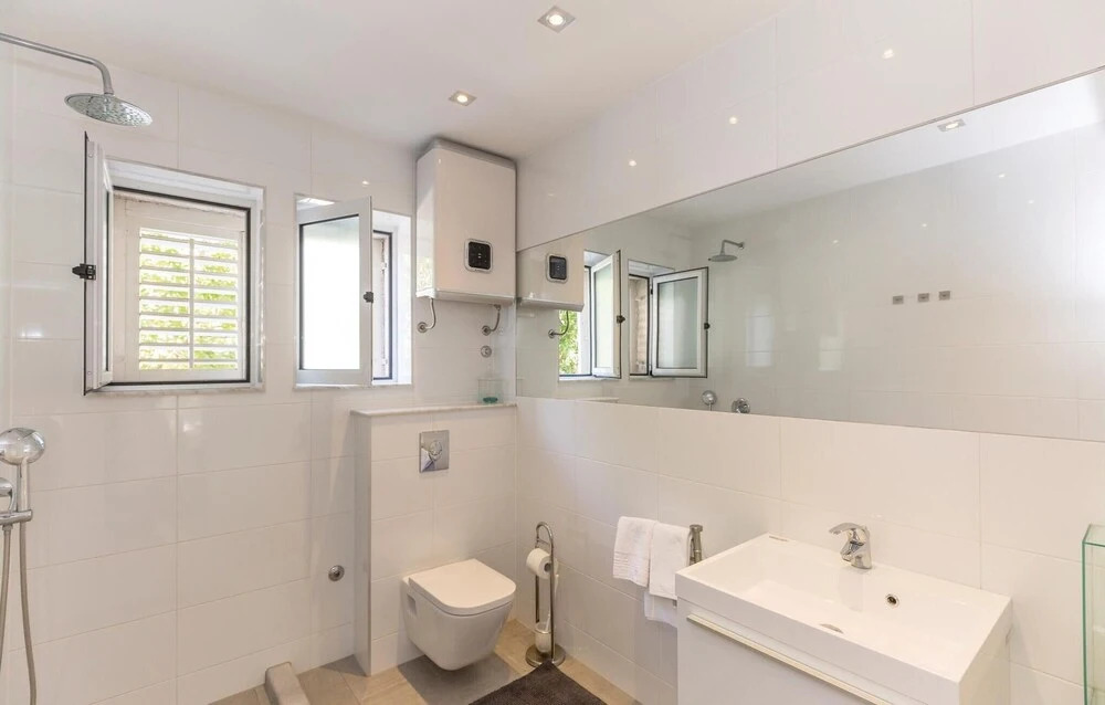Amazing Home in Makarska With Wifi and 3 Bedrooms