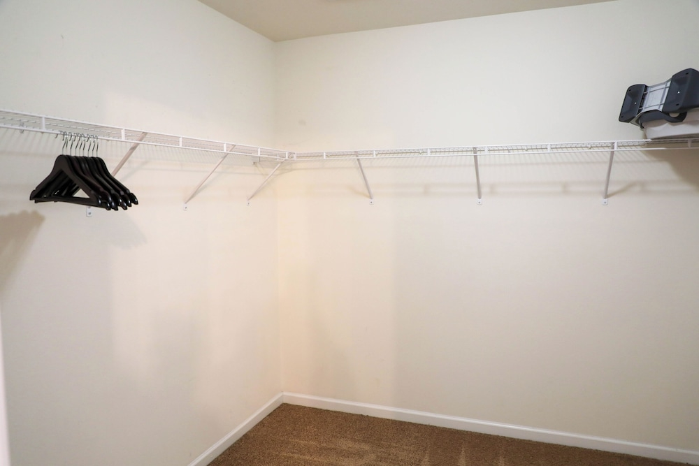 Modern 4 Bedroom Home Near Uptown