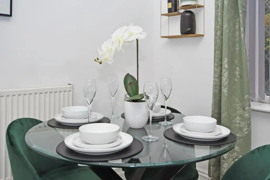 Beautiful 3-bed House by Ministays Stoke-on-trent