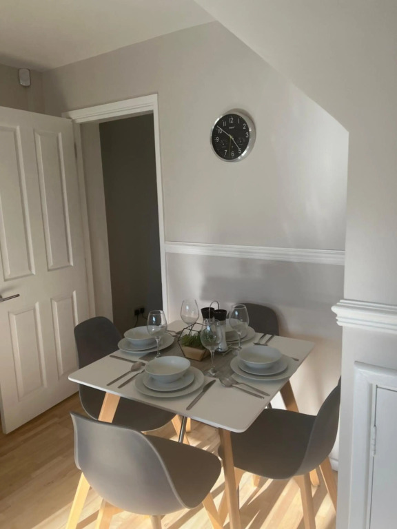 Comfortable King Bed - location - leisure - Contractors - Parking