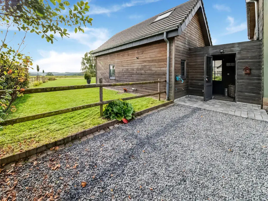 Tranquil Holiday Home in Mont with bubble bath, Terrace, Garden