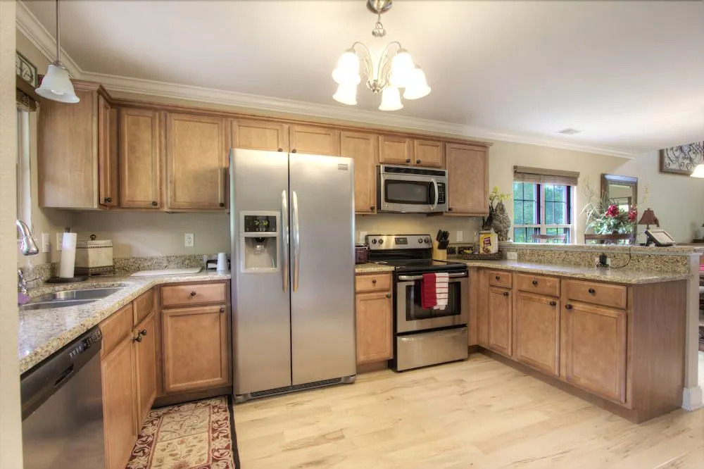 Cherokee Valley Lodge - 6 Br home by RedAwning