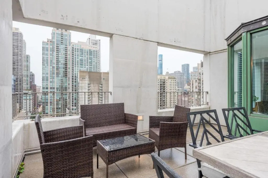 3BR 2BA Captivating Penthouse with Views Pool & Gym