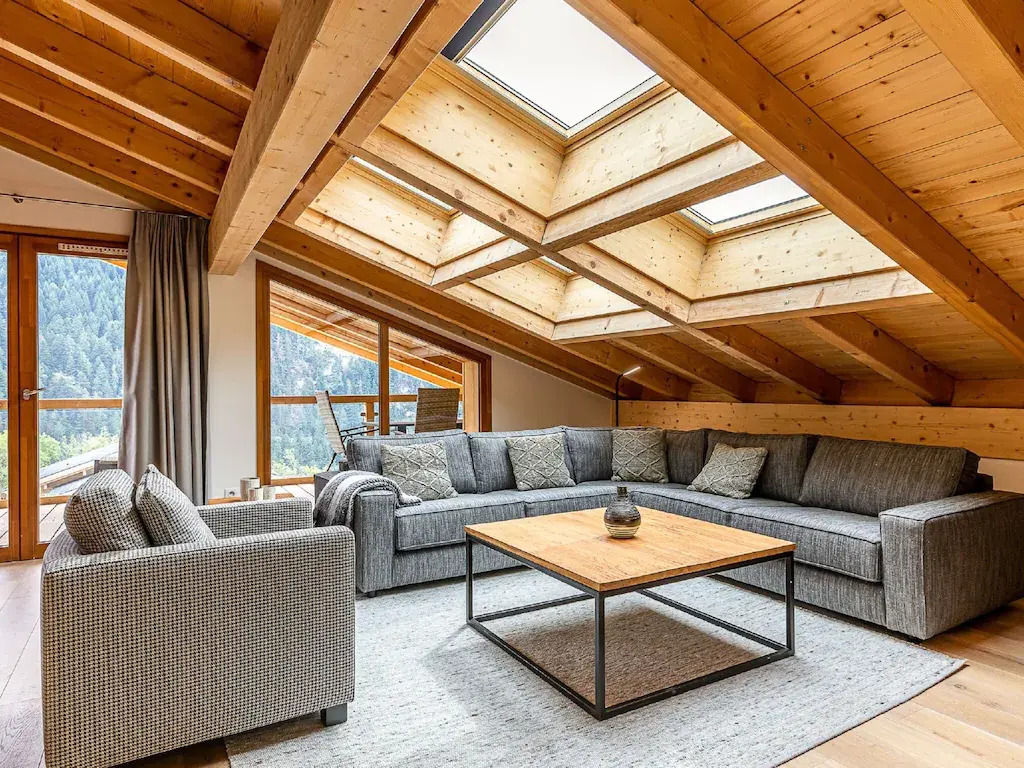 Penthouse with spacious balcony, ski lift 1.5 km away.