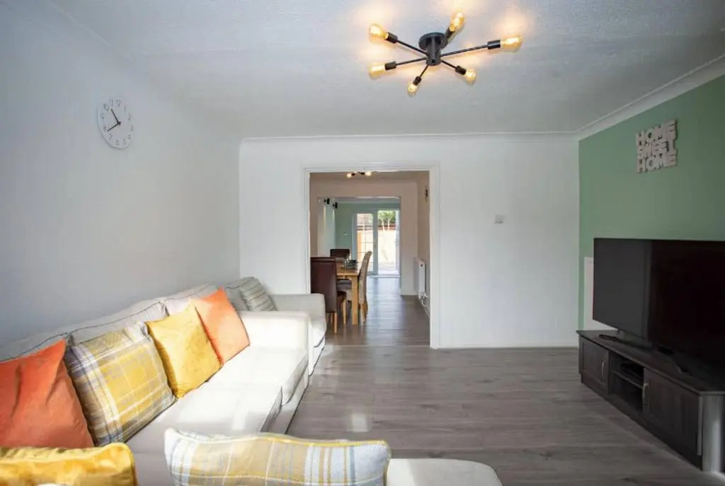 Cozy 3-bedroom Home in Luton