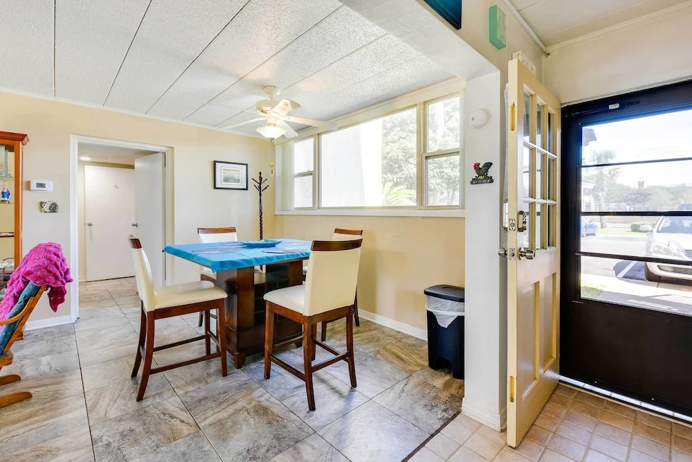 Sunny Florida Condo: 4 Mi to Gulf Islands Seashore