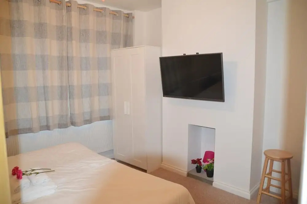 London Borough Station Apartment