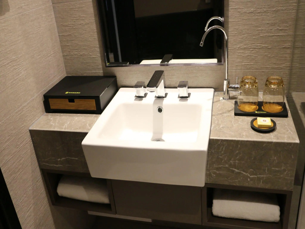 Отель Homeinn Plus Shanghai People Square East Jinling Road