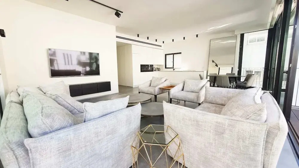 Exclusive 3BDR Near Rothschild TL40