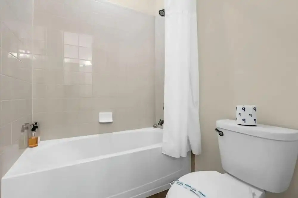 350-8-pc-open Floor Plan With Private Pool