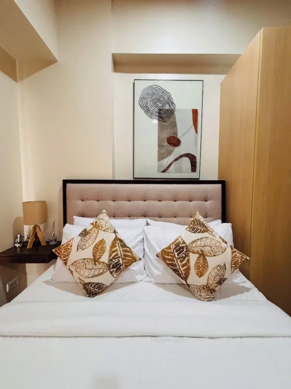 A Dreamy & Elegant Studio
