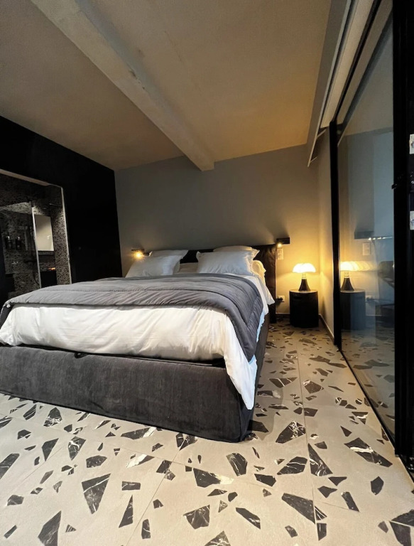 Suite 28