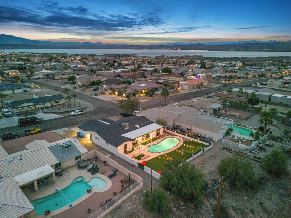Sunny Arizona Oasis w/ Views - 2 Mi to Lake Havasu