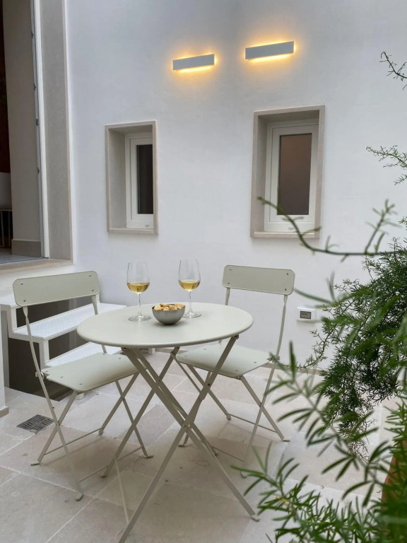 Apartment suitable for couples of friends or families, excellent location, luxurious, private atrium-Mariachiara by Dimore Garibaldi