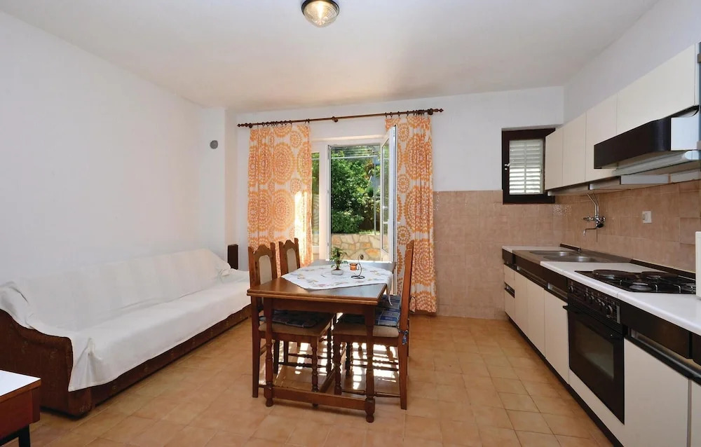 Stunning Home in Jelsa With Wifi and 2 Bedrooms