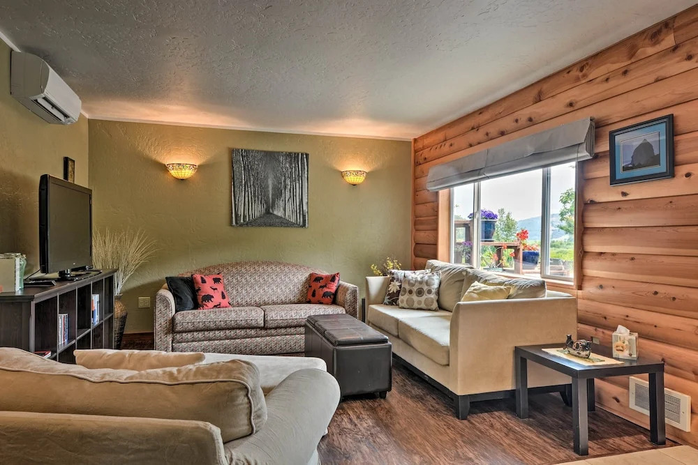 Gold Beach Apartment w/ Activities - 2 Mi to Ocean
